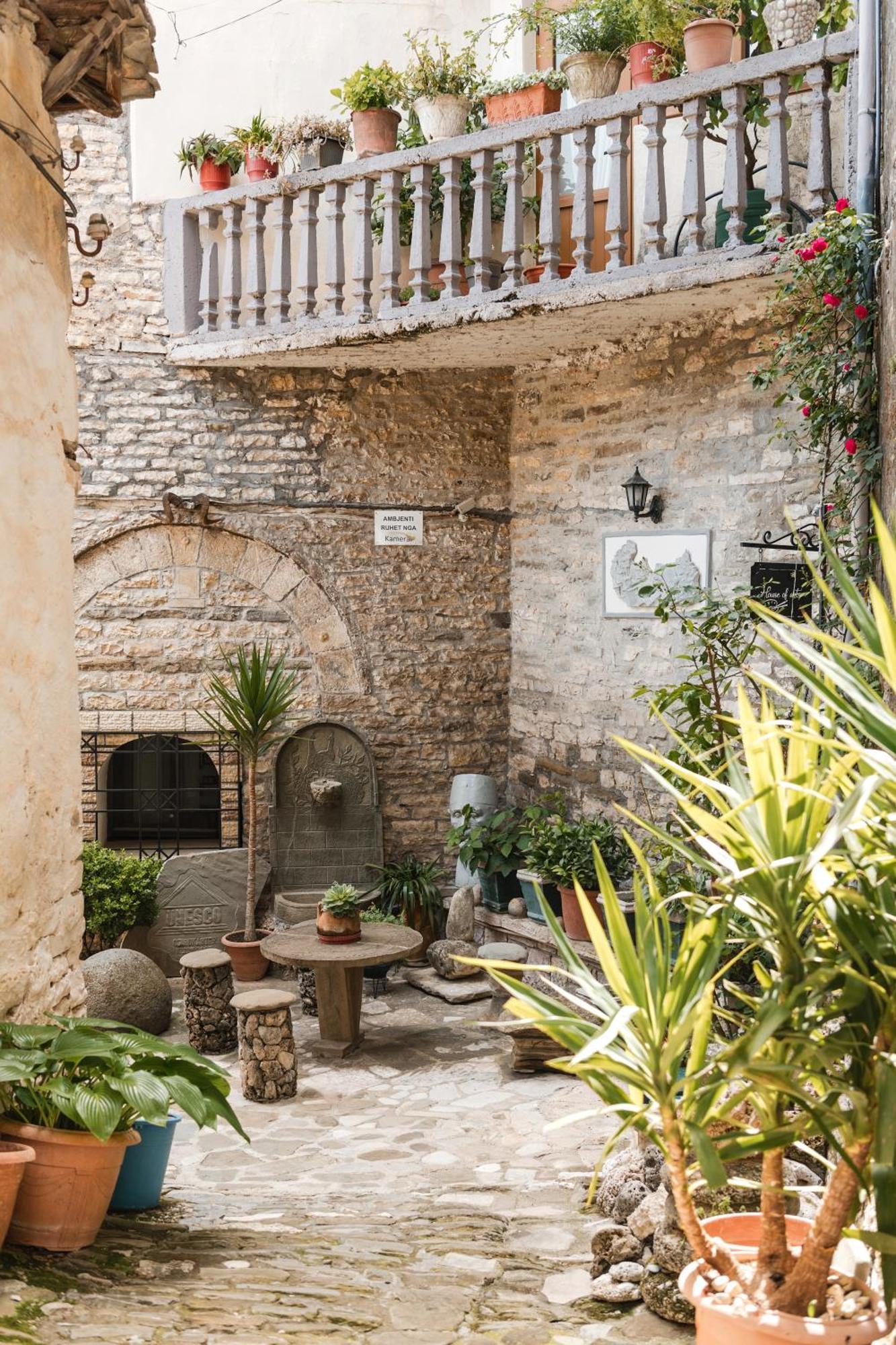 Dam Stone Boutique Hotel Gjirokaster Bagian luar foto